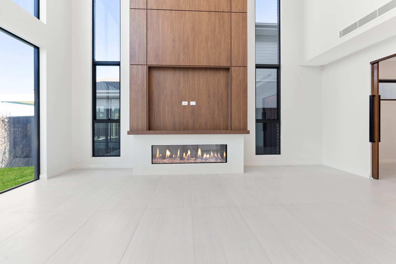 Escea DS1650 frameless gas fireplace, 1650mm linear flame
